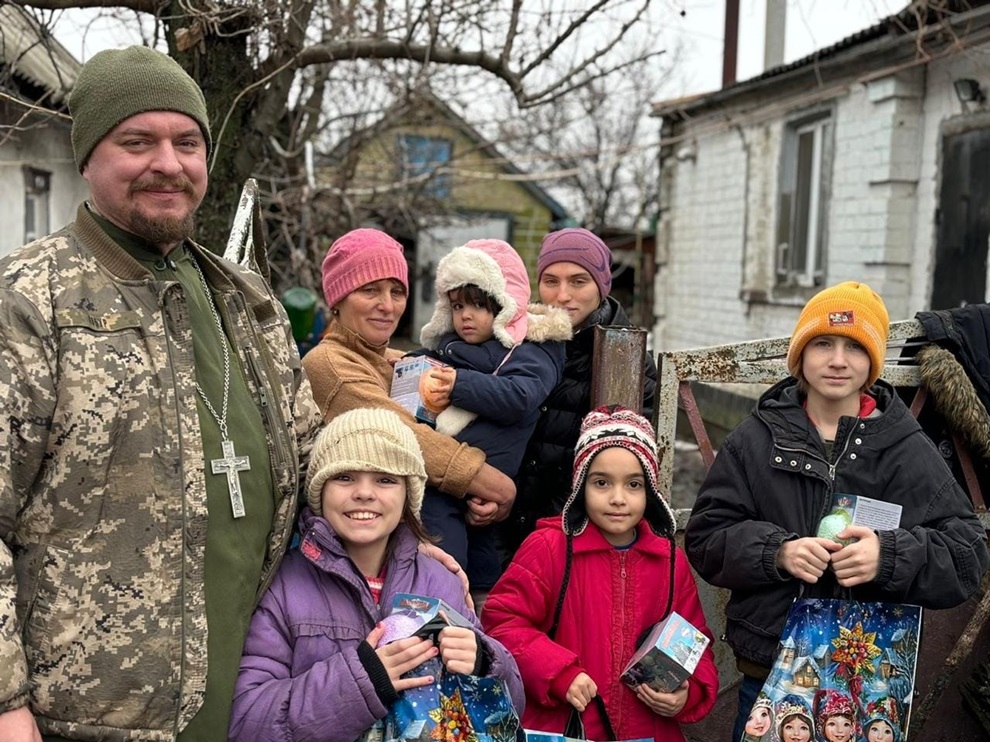 Подарунки під обстрілами: як помічники святого Миколая підтримують дітей на передовій