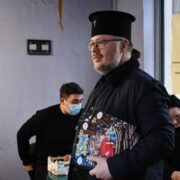 Різдво під час війни: митрополит Сергій створює острівець надії у волонтерському хабі