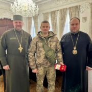 Владика Симеон нагородив полковника Сергія Калюжного Медаллю «Хрест Свободи»