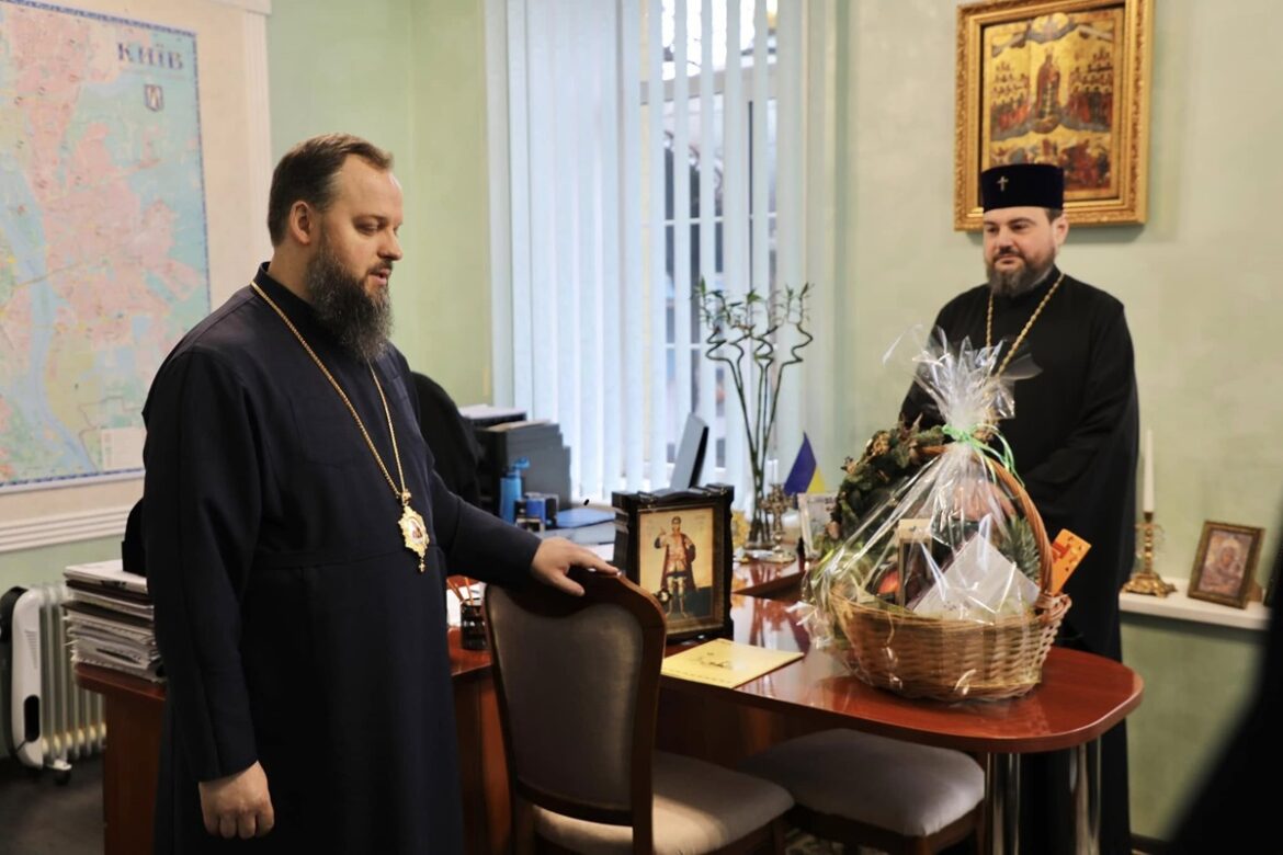 Різдвяний дарунок: архієпископу Агапіту передали ікону з мощами святого