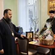 Різдвяний дарунок: архієпископу Агапіту передали ікону з мощами святого