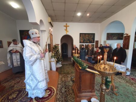 Молитва та різдвяні колядки в Херсоні: престольне свято у храмі під обстрілами