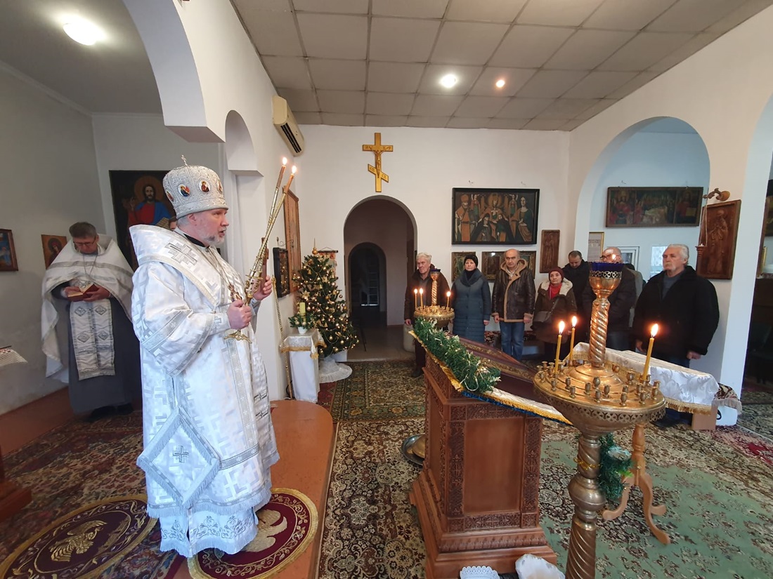 Молитва та різдвяні колядки в Херсоні: престольне свято у храмі під обстрілами