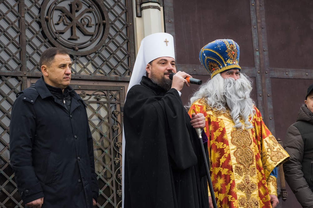 Різдвяна ялинка засяяла біля Спасо-Преображенського собору у Києві