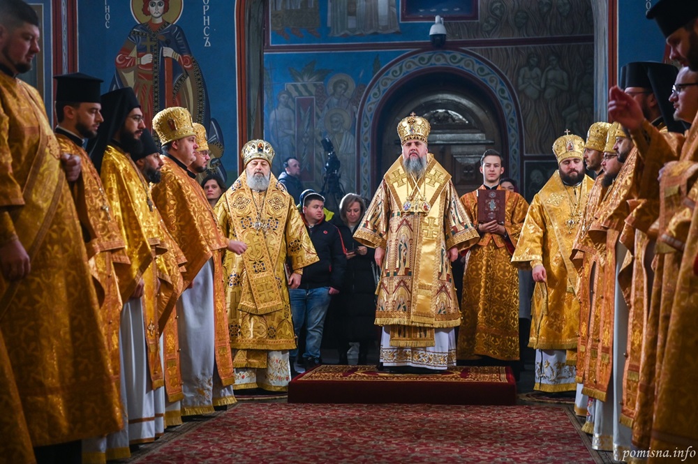 Недільна літургія у Золотоверхому соборі: молитви за перемогу і мир