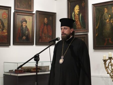 Єпископ Авраамій відкрив у Києві виставку, присвячену українському козацтву