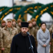Різдво під час війни: митрополит Сергій створює острівець надії у волонтерському хабі