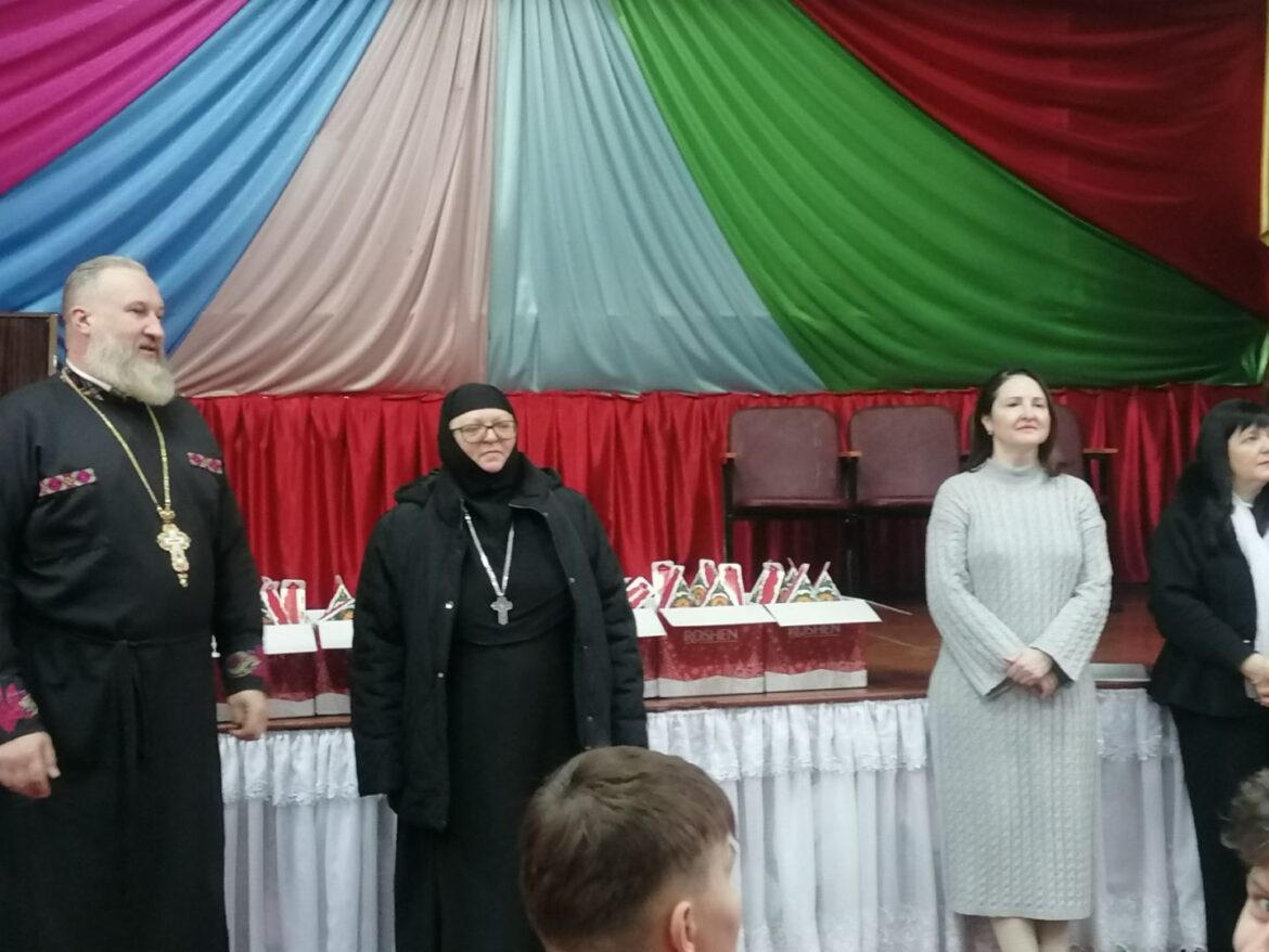 Духовна підтримка і тепло: монастирська громада завітала до Стрижавки