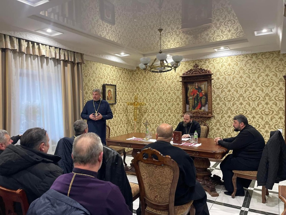 Благочинні Хмельницької єпархії ПЦУ отримали Різдвяні послання та календарі на 2025 рік