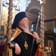 Екзарх Вселенського Патріарха молиться за захисників України: недільна літургія в Києві