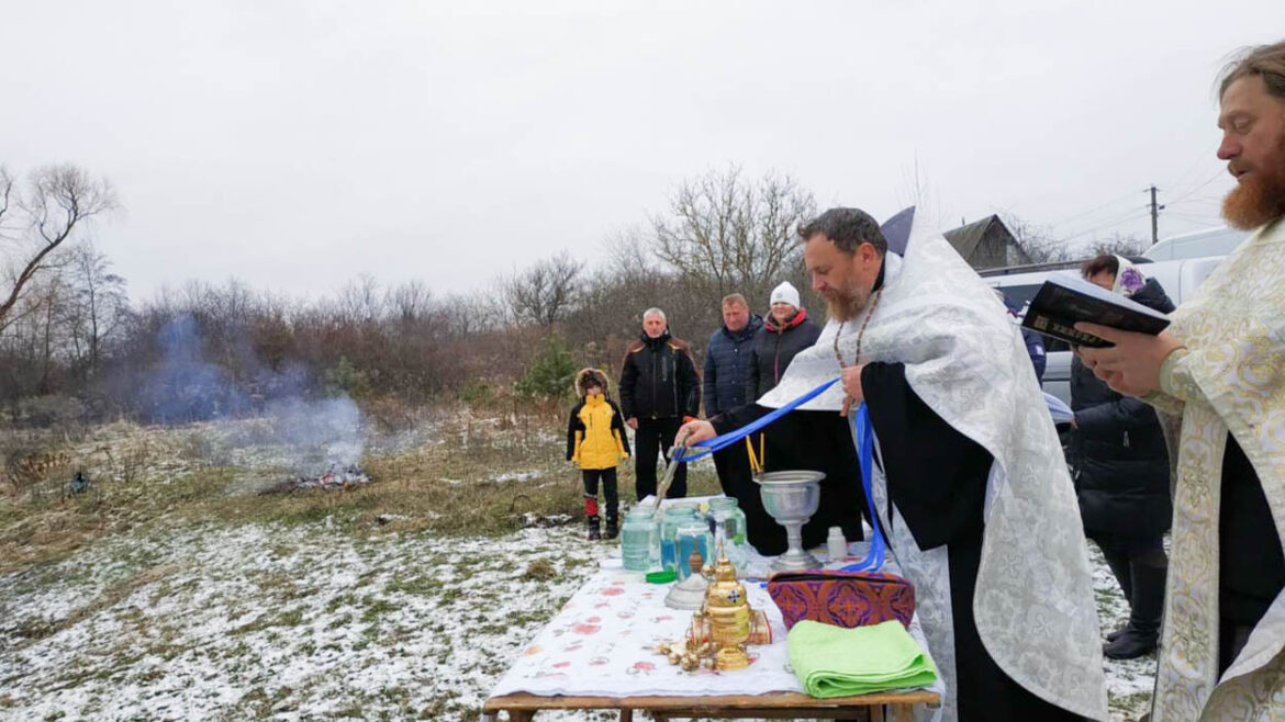 Духовне відродження: освячення води на місці зруйнованої церкви