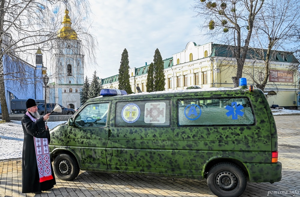 Підтримка з молитвою: транспорт для танкової бригади освячено у Свято-Михайлівському монастирі