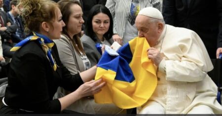 Папа Франциск отримав «Книгу надії»: Україна бореться за своїх захисників