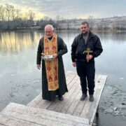 Військовий капелан освятив воду для захисників на передовій у день Богоявлення