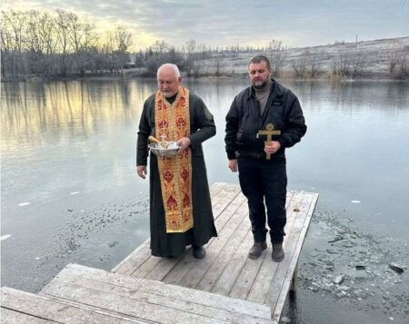 Військовий капелан освятив воду для захисників на передовій у день Богоявлення