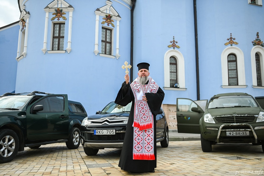 ПЦУ передала автомобілі для ЗСУ: Митрополит Епіфаній освятив транспорт для військових