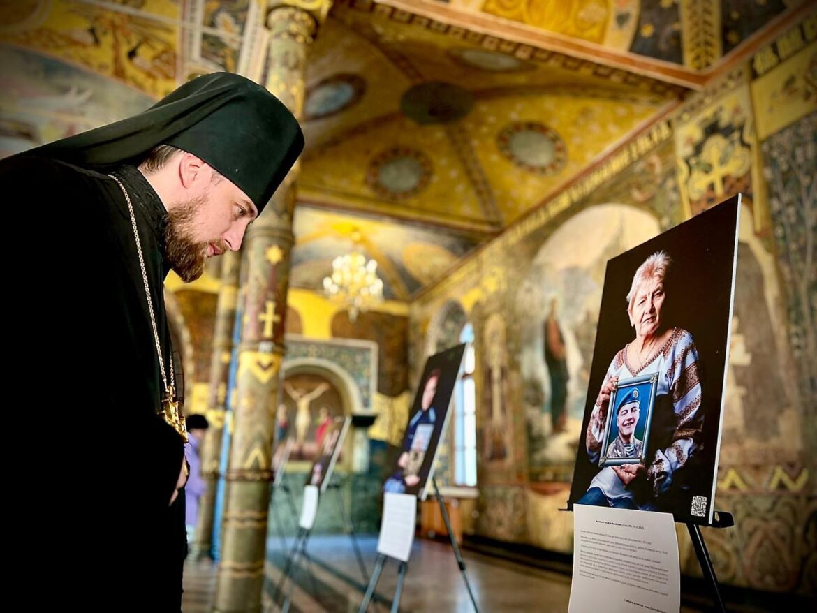 Фотовиставка «З любов’ю, на пам’ять…»: як у Києві згадували героїв України