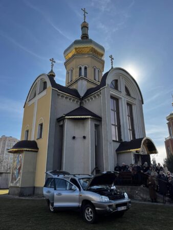 Віряни луцького храму передали черговий автомобіль для ЗСУ
