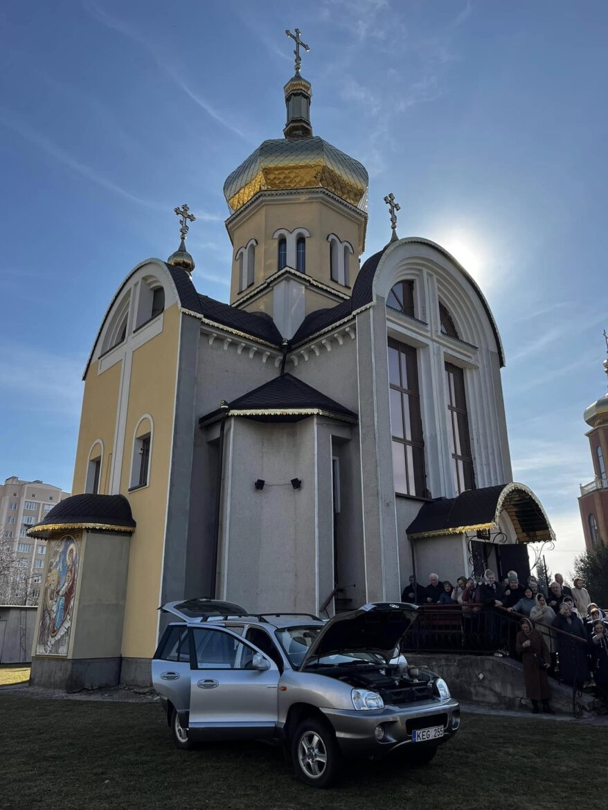 Віряни луцького храму передали черговий автомобіль для ЗСУ