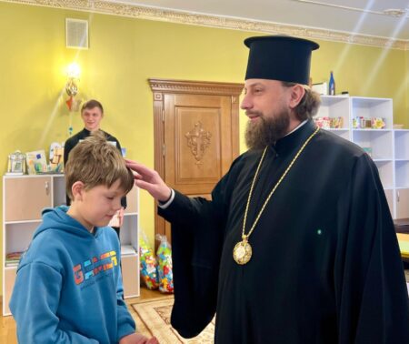 Духовне наставництво: владика Авраамій зустрівся з вихованцями недільної школи Лаври