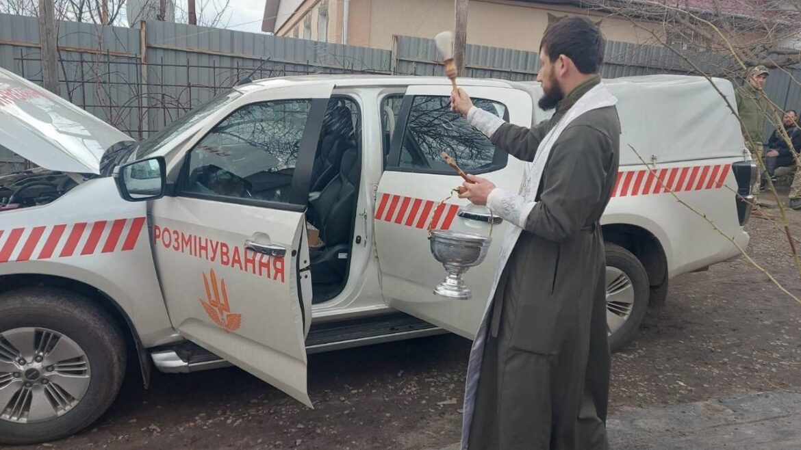 Духовний фронт: священик підтримав воїнів на сході