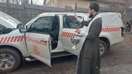 Духовний фронт: священик підтримав воїнів на сході