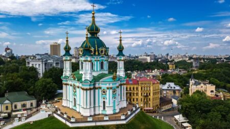 Богослужіння в Андріївській церкві у квітні 2025 року