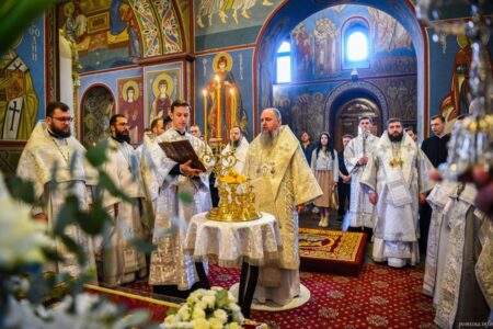 Блаженнійший Епіфаній звершив вечірню і літургію у Велику суботу у серці столиці