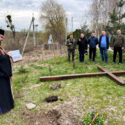 Освячено хрест у Лісниках: місце трагедій перетворюється на місце молитви