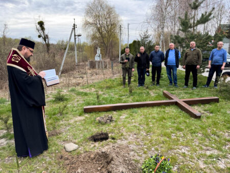 Освячено хрест у Лісниках: місце трагедій перетворюється на місце молитви