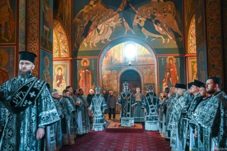 Молитви за мир і воїнів: Літургія у Великий понеділок у Києві