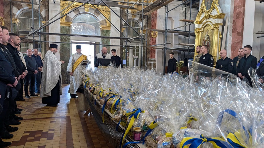 У Луцьку освятили паски для військових: митрополит благословив воїнів на перемогу