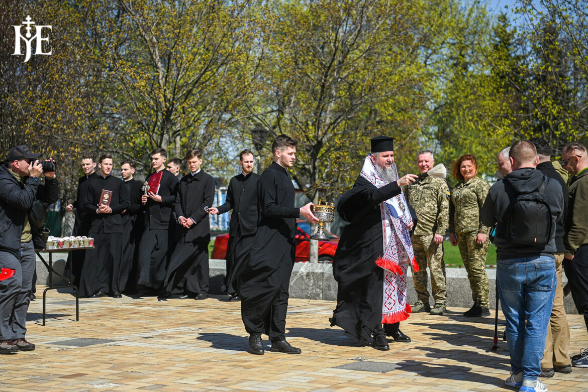 Шість сотень пасок із серця Києва поїхали на фронт: великоднє благословення воїнам