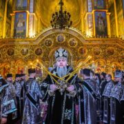 У Луцьку освятили паски для військових: митрополит благословив воїнів на перемогу