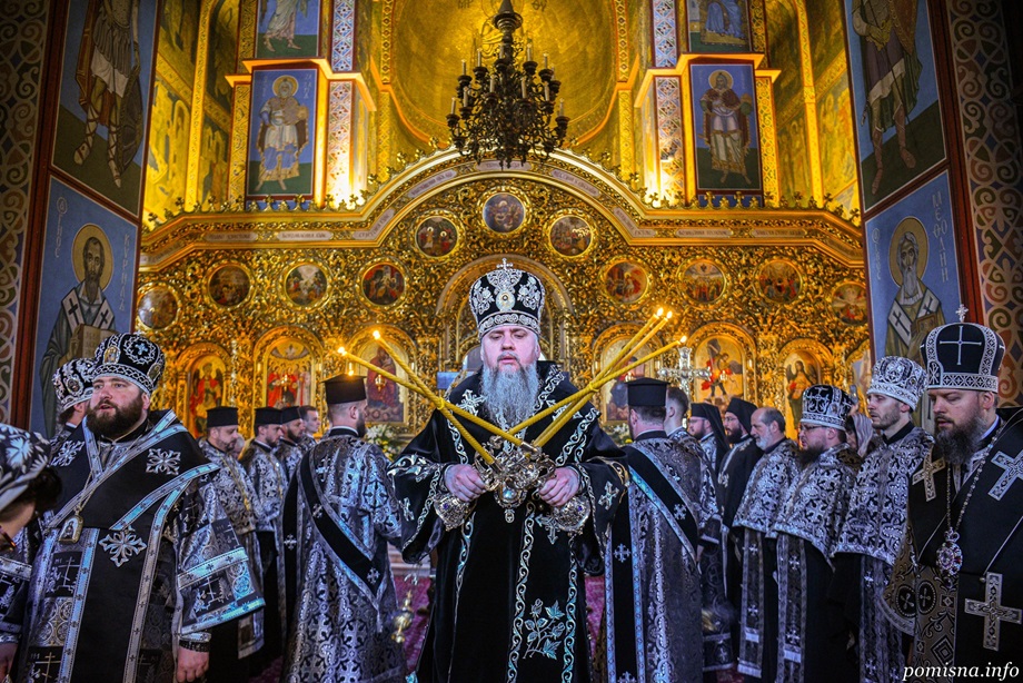 Свята Плащаниця винесена у серці Києва: Митрополит Епіфаній очолив богослужіння