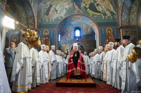 Молитва за Україну: Митрополит Епіфаній очолив пасхальну літургію в центрі столиці