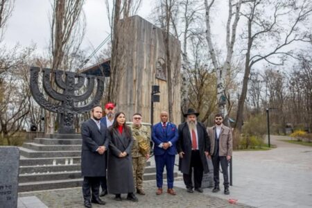 Пастор Марк Бернс відвідав Бабин Яр: молитва за жертв трагедії