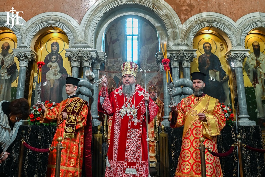 «Це наша земля і наша Церква»: ПЦУ молилась у древній Кирилівській святині