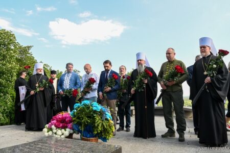 Молитва за Україну біля могили Кобзаря