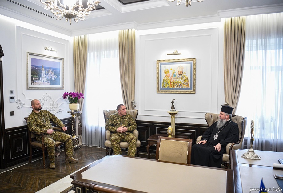 Молитва і зброя: Митрополит Епіфаній провів зустріч з Героями України