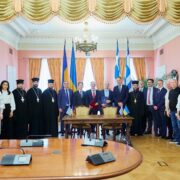 Подарунок для фронту: Руслан Шостак передав капелану авто через ПЦУ