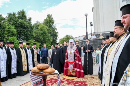 Молитва за спочилих: Митрополит Епіфаній вшанував пам’ять будівничих Церкви
