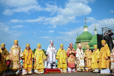 Молитовна єдність на Козацьких могилах: Предстоятель ПЦУ вшанував памʼять героїв