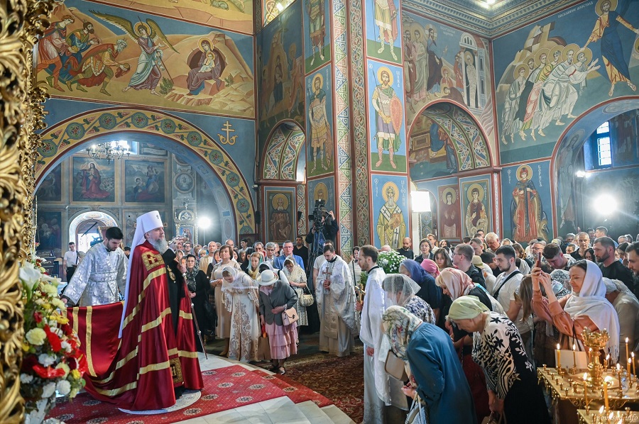 Недільна літургія у Золотоверхому: молитва за мир і життя Героїв