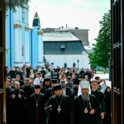 Зі світлом Христовим у життя: звернення Митрополита до випускників