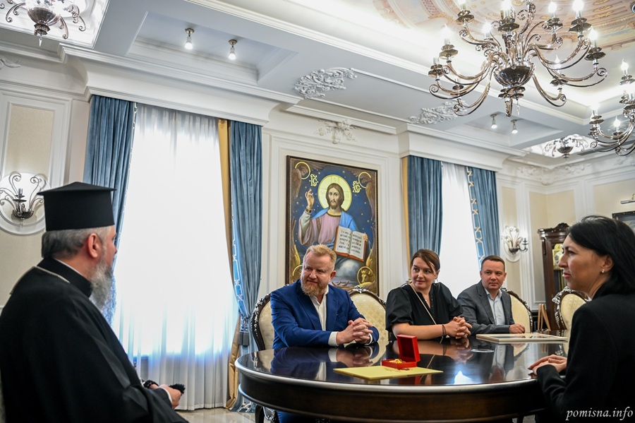 Подарунок для фронту: Руслан Шостак передав капелану авто через ПЦУ