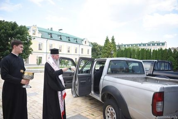 ПЦУ передала автомобілі для ЗСУ: освячення відбулося в Києві