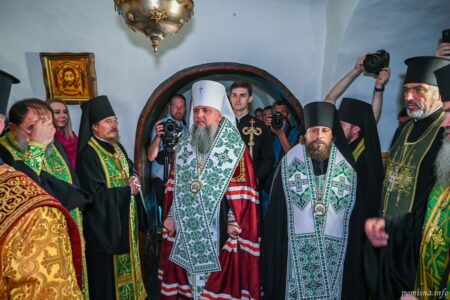 Перший крок у серце Лаври: молитва українською
