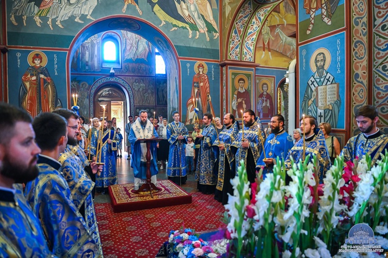 Архієпископ Агапіт очолив утреню з погребінням Плащаниці Богородиці
