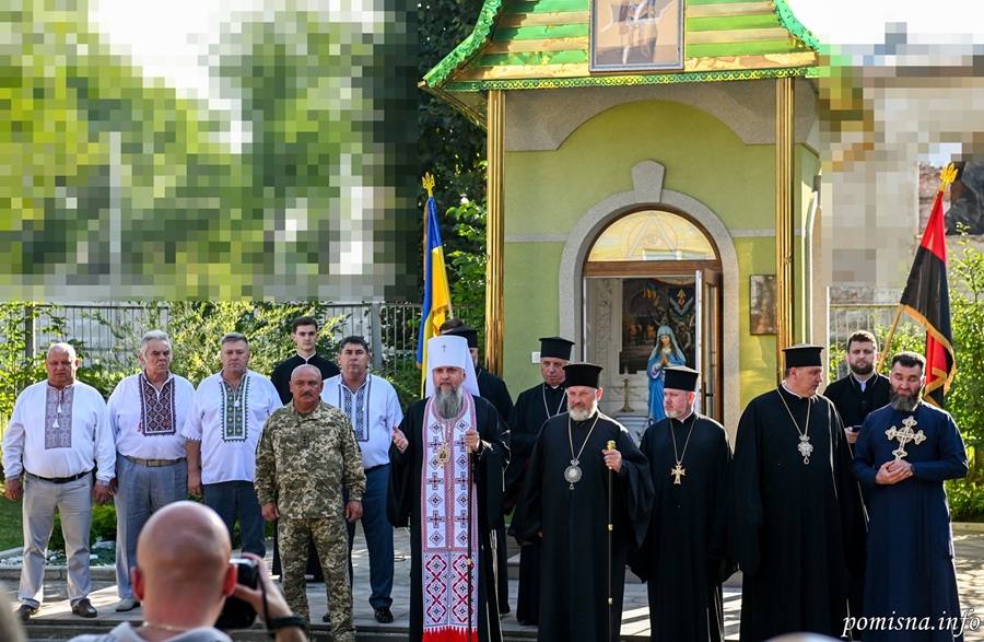 Предстоятель ПЦУ у Чорткові відзначив воїнів та волонтерів церковними нагородами